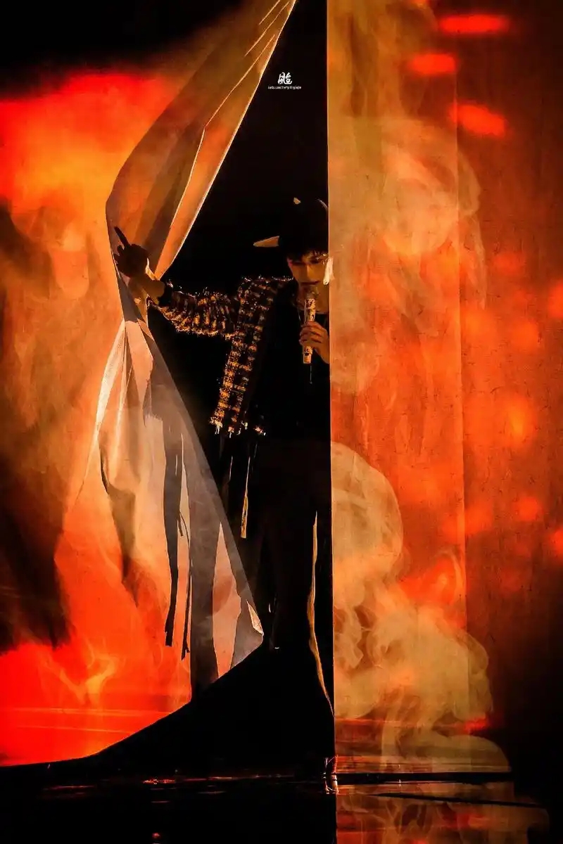 易烊千玺西安的先谈#易烊千玺 #羞答答的玫瑰静悄悄的开 - 抖音