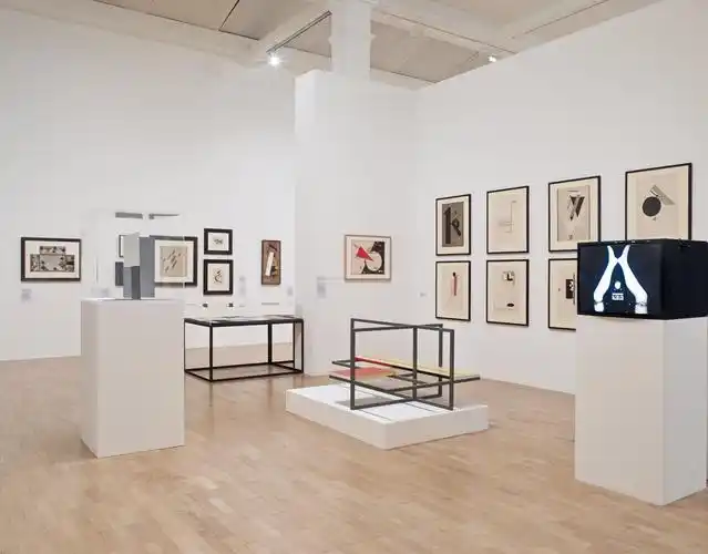 现代风格挂画展厅布置效果图