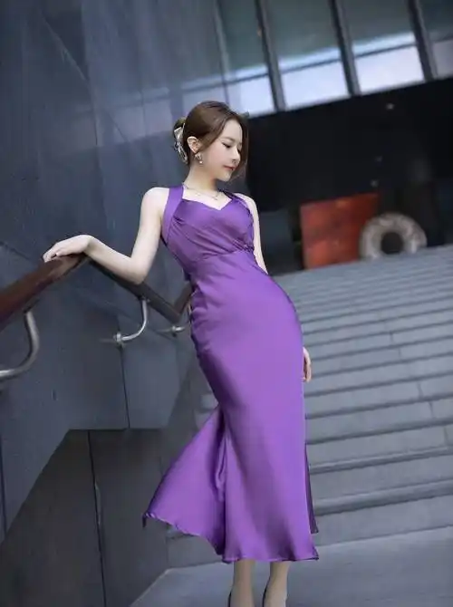 网红模特紫色挂脖低胸长裙时尚写真,长腿曼妙身材"惊艳世人"_容颜