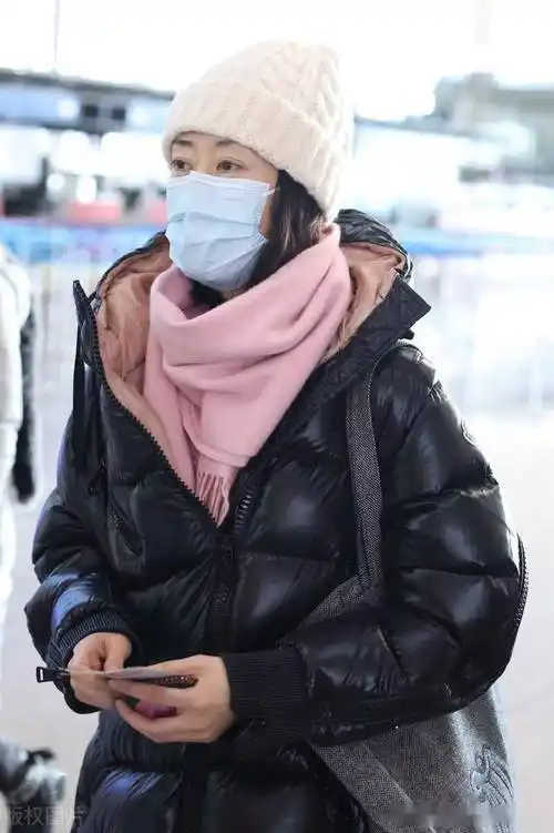 2022年12月22日,北京,刘敏涛机场出发.刘戴帽子围巾装备齐全.