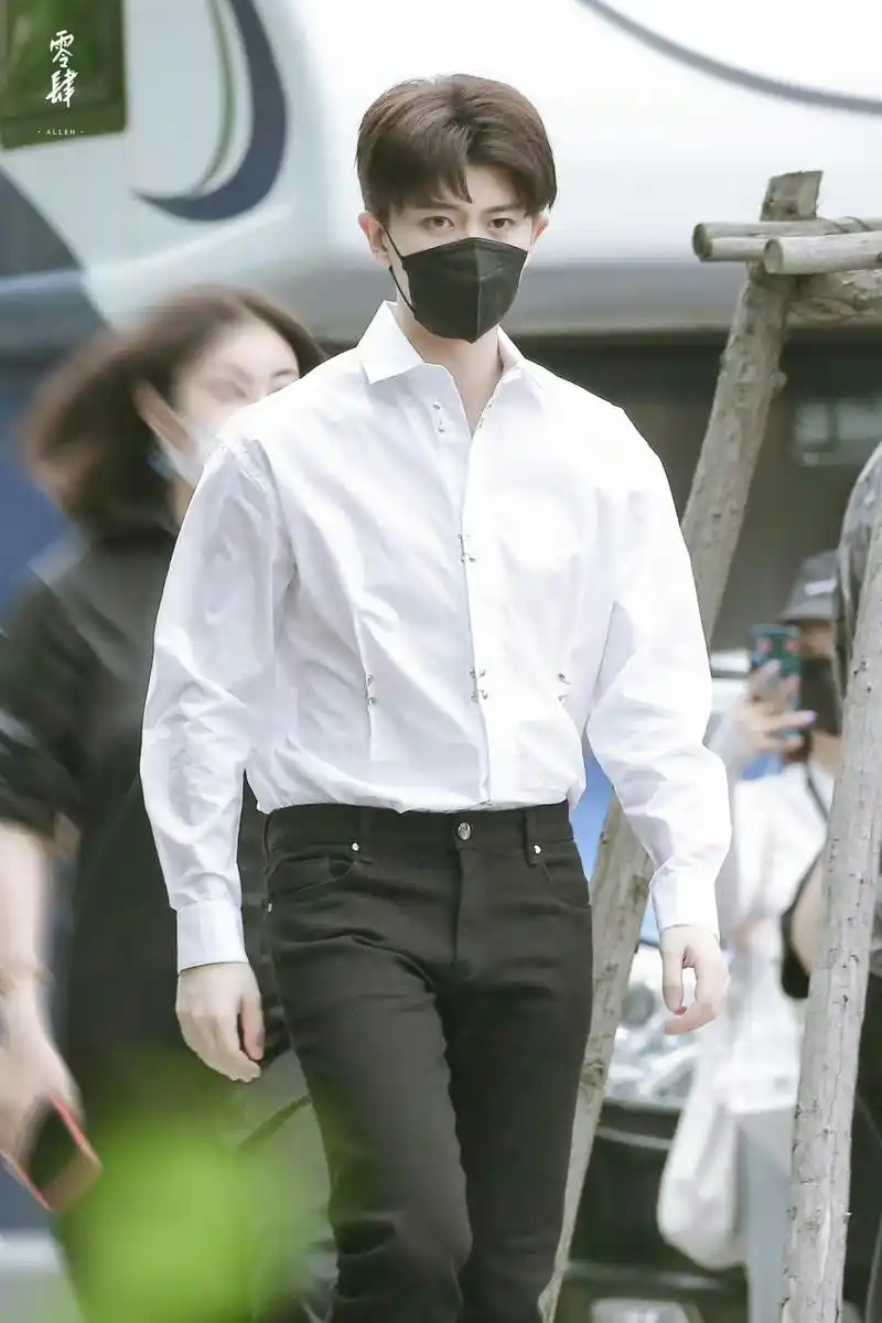 任嘉伦# 那个穿着白衬衫任时光涂抹的少年