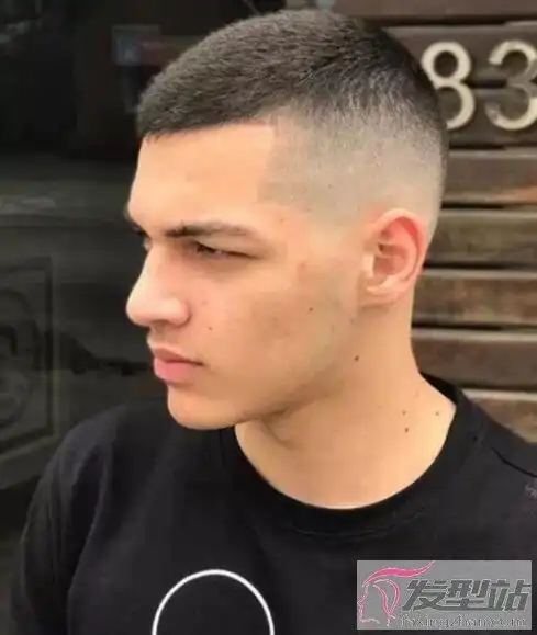 同样是一款潮男必备板寸发型,侧面头发采用刻痕设计,更添几分帅气感