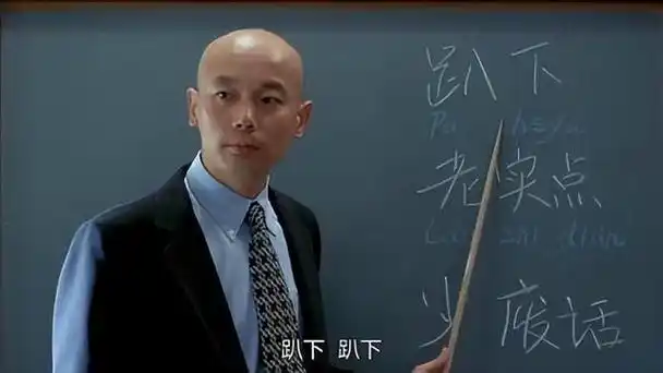 干瘪的身材,地中海式的发型,小眼睛等这些特点组合起来,让他长相显得