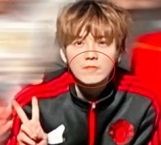 原创鹿晗现身野球场胡子拉碴不惧素颜出镜网友点赞技术比国足好