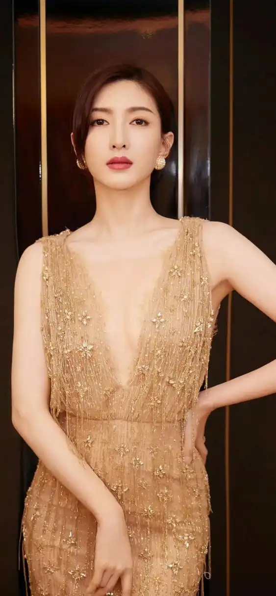 江疏影明艳写真大秀事业线!肤白貌美大长腿性感火辣