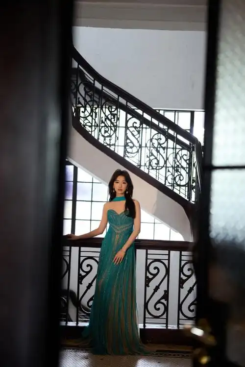 毛晓彤茉莉流苏裙##毛晓彤薄荷风公主