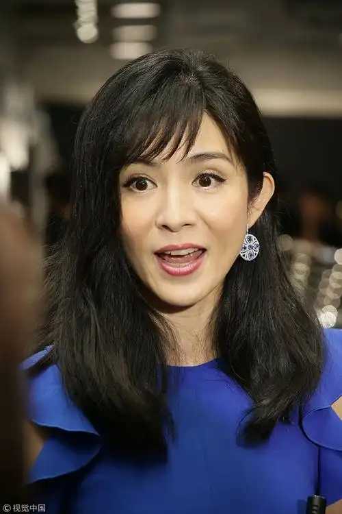 44岁的杨采妮穿蓝裙显优雅容颜未老