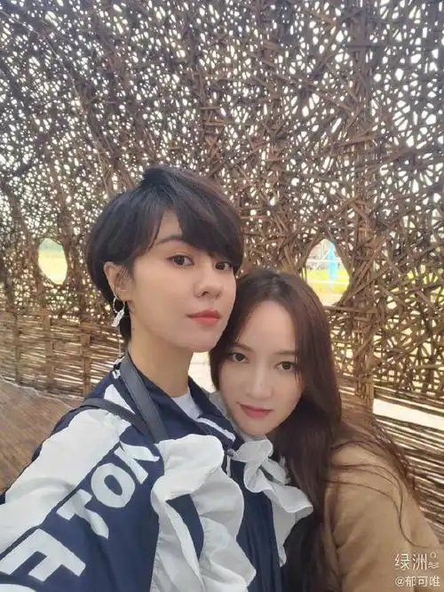 组图:郁可唯晒姐姐们合照 宁静万茜孟佳做鬼脸毫无包袱