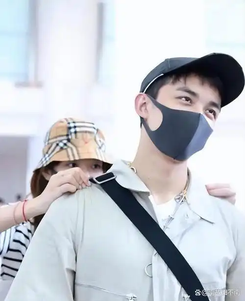 吴磊:一句话就化解迪丽热巴的年龄焦虑,凭实力带着姐姐暴富