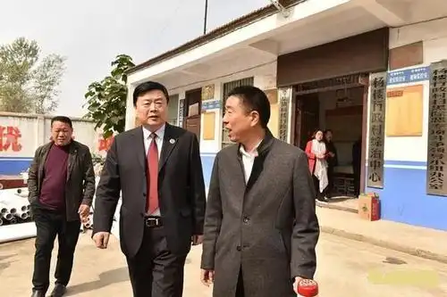 鹿邑县检察院党组书记,检察长鲁建军(右二)在鹿邑县辛集镇开展调研 供