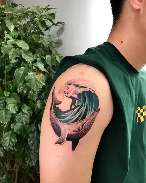 鲸纹身图片_肩部手臂点刺水彩鲸鱼海浪浪花纹身图案(3)_山东省威海市