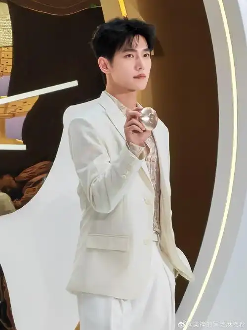 杨洋法国娇兰全球代言人