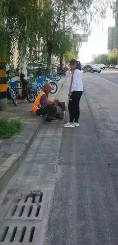 用自己的一份力量,去帮助别人,去帮助清洁工们打扫街道―705班