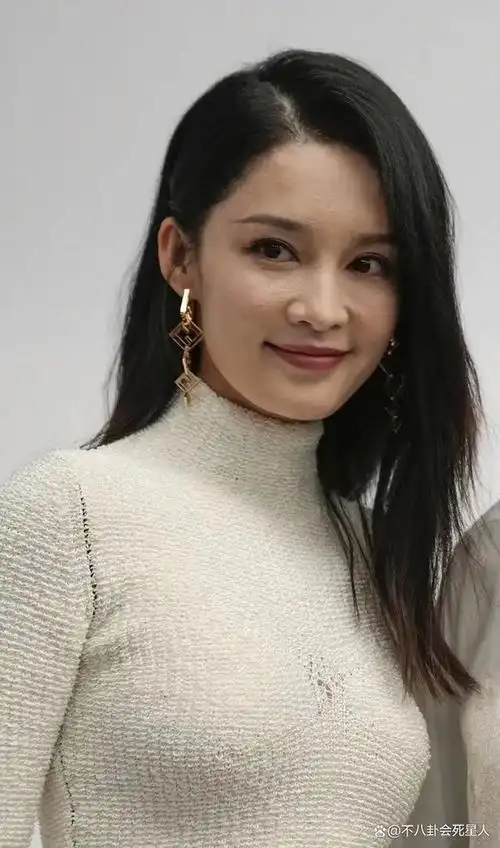 近日,演员李沁去巴黎看秀,从工作室发的精修图来看,她穿着白色针织裙