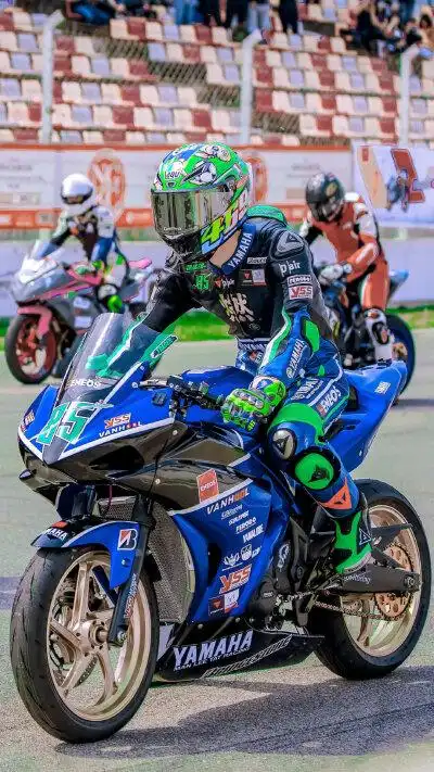 王一博赛车照片