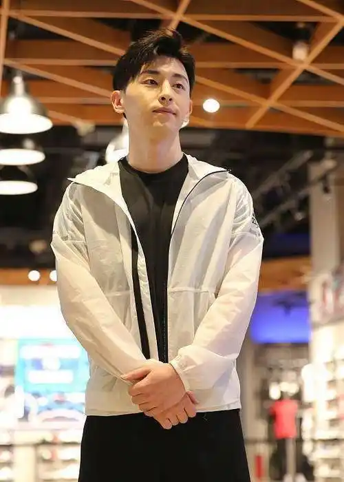 邓伦运动风的造型还挺有学生气的,看起来很显小,很有校草的感觉