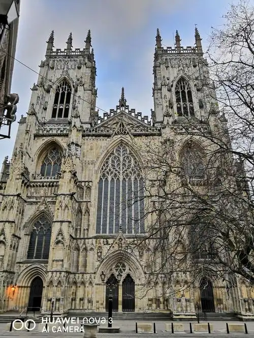 约克大教堂:是欧洲现存最大的中世纪时期的教堂,也是世界上设计和建筑