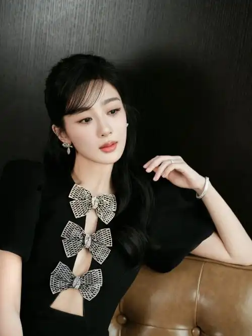 杨紫穿小黑裙露美腿鸡毛发型温柔又可爱4