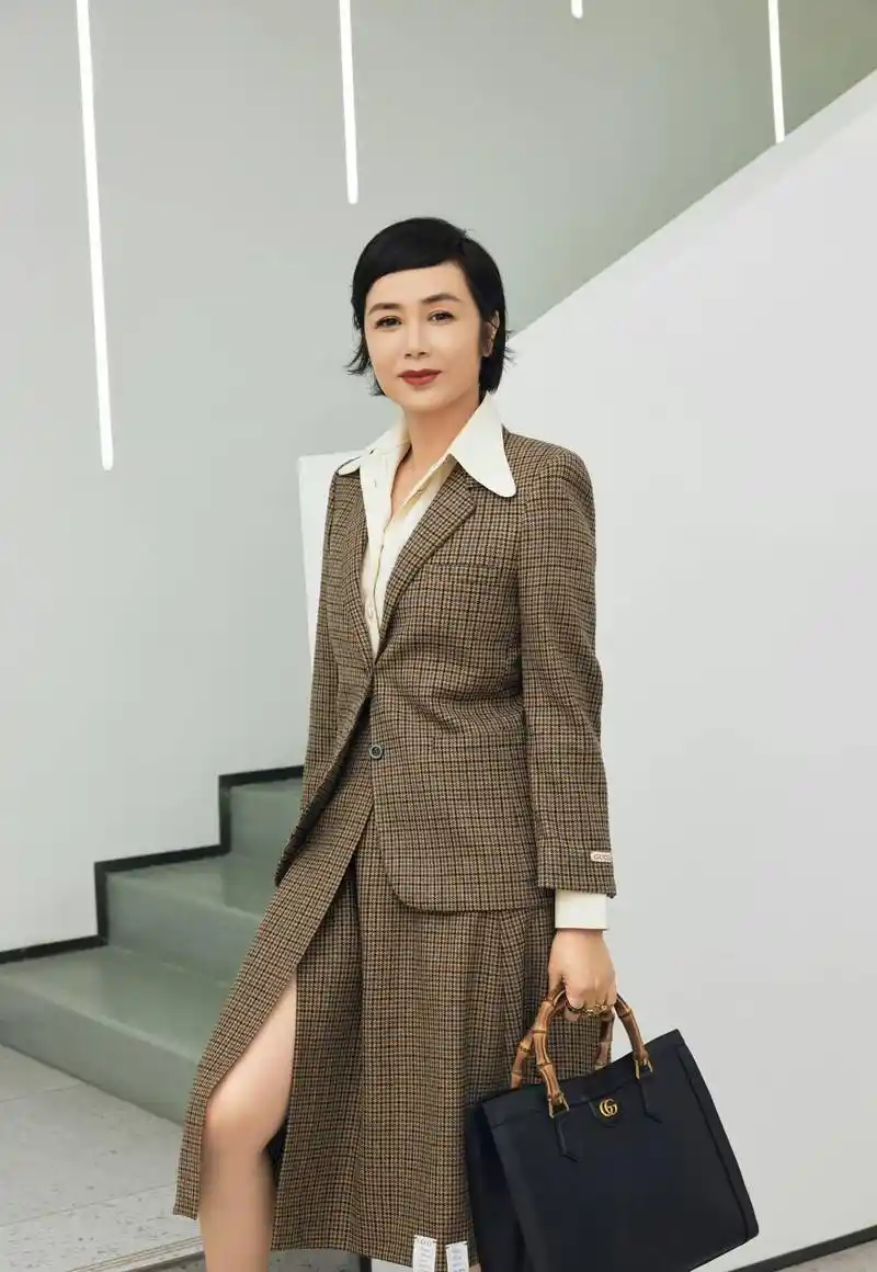 蒋雯丽57岁老态尽显疑退圈?移民英国养女首曝光