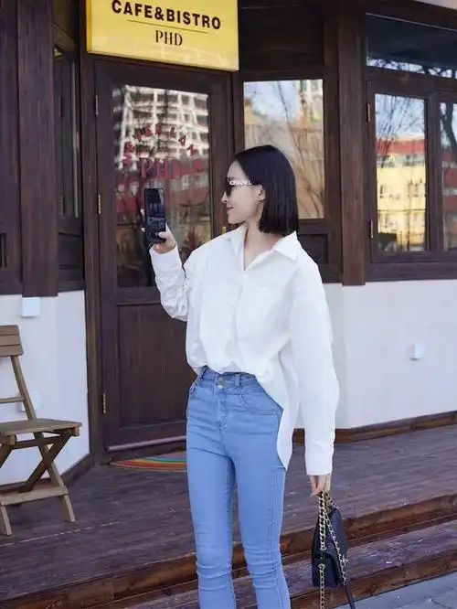 春天穿衣别再盲目跟风了!白衬衫 牛仔裤是今年顶流,简单大气