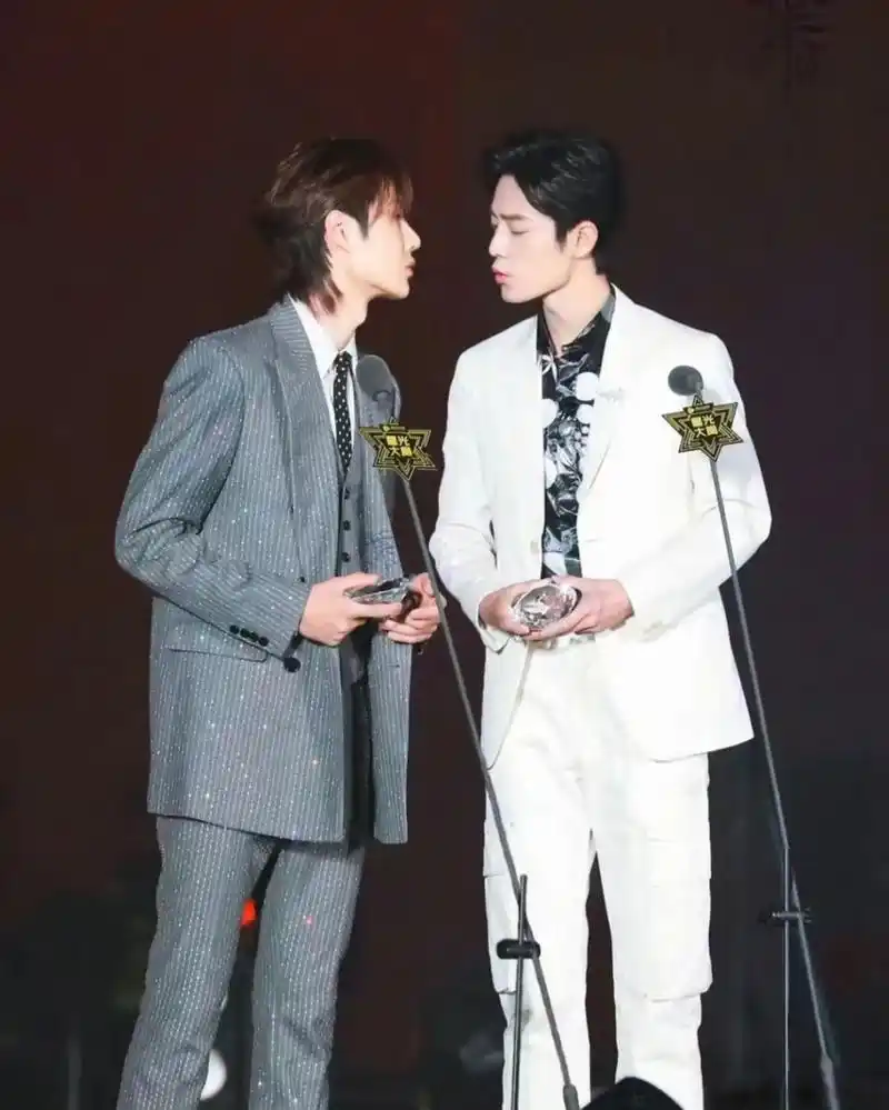 王一博和肖战河边帅气合影,风轻轻吹过,我们的友谊也如这河水般源远流