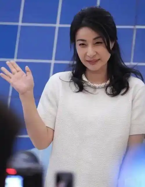 当42岁郭晶晶同框43岁董洁,见识了"旺夫脸"和"寡淡脸"的差距_面相