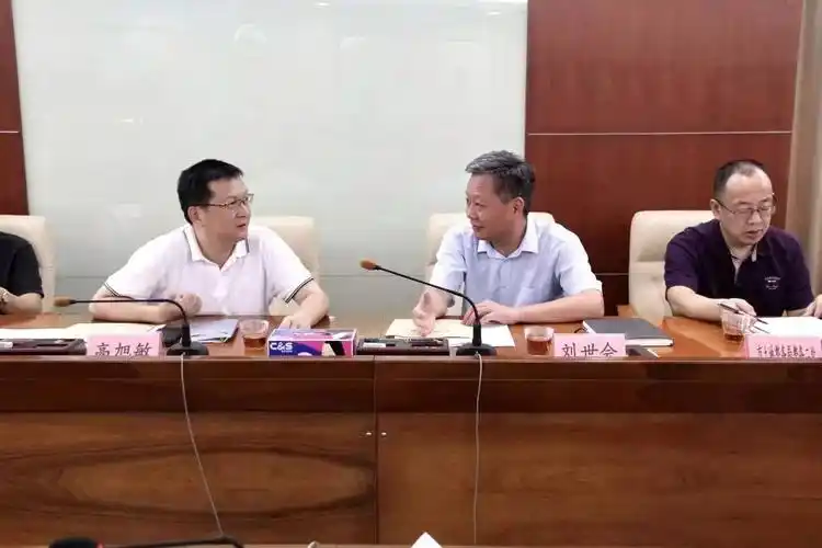 高旭敏副区长陪同调研并参加了会议.