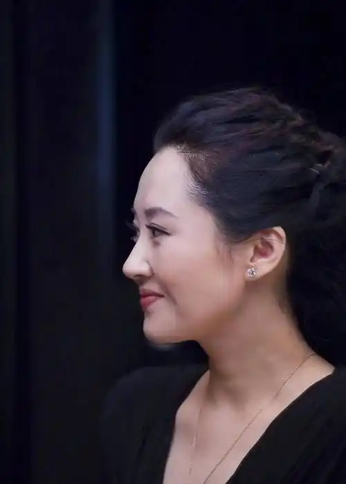 一生"风流成性,老少通吃"的她,撩汉无数,至今55岁却依旧单身_许晴