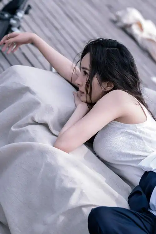 杨幂费加罗六月刊封面花絮图夏日里惬意慵懒的幂幂