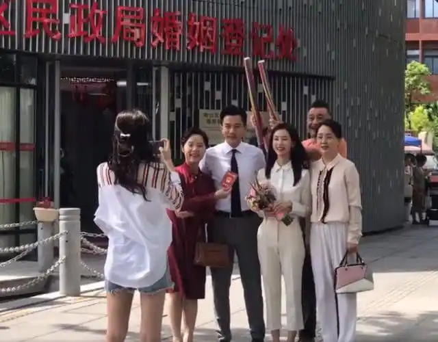 刘恺威陈都灵拍戏领证刚庆祝就上演孕吐网友认真的吗