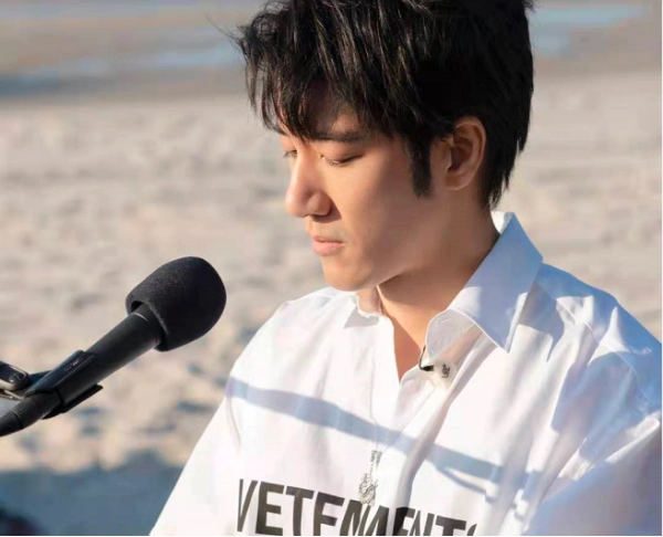 王力宏生日扎脏辫粉丝直呼认不出