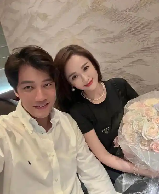 2月15日,陈乔恩和老公alan在社交平台晒出一起过情人节的照片,夫妇俩