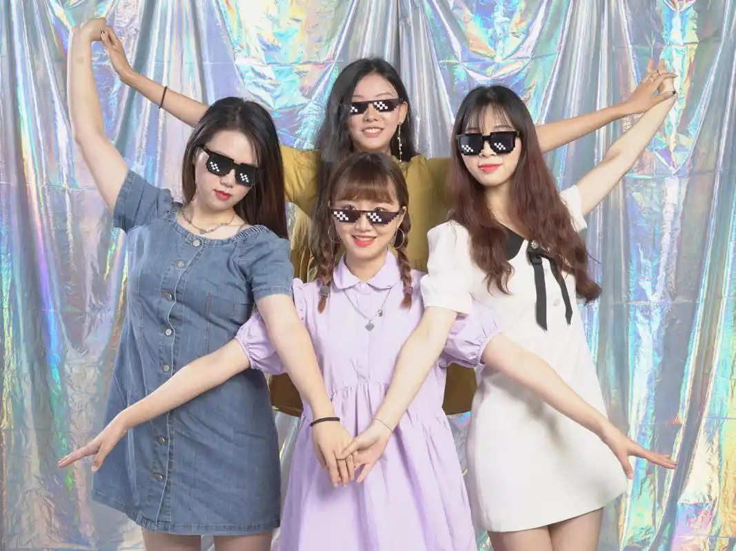 毕业照954人 8人 5人拍照动作合照姿势分 毕业季到啦!