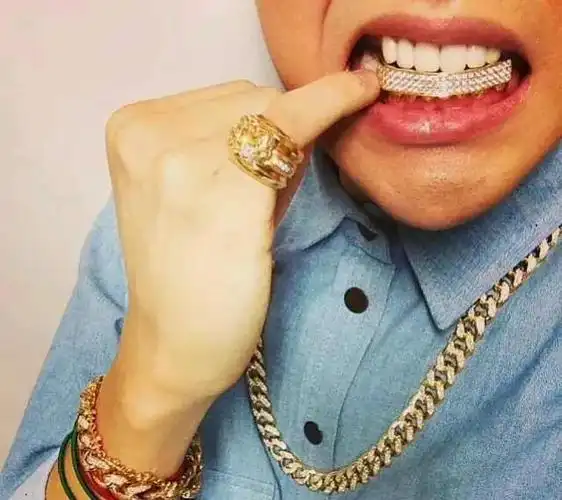 牙齿镶钻,身上打洞,故意穿奇装异服,这届韩星也太敢了|权志龙|礼服