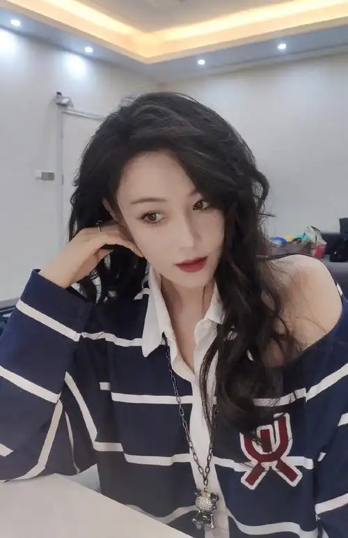 张馨予晒长发自拍慵懒迷人抹红唇妆容精致