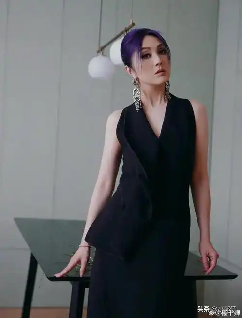 杨千嬅和老公丁子高受邀出席星巴克活动姐姐的耳环好大呀