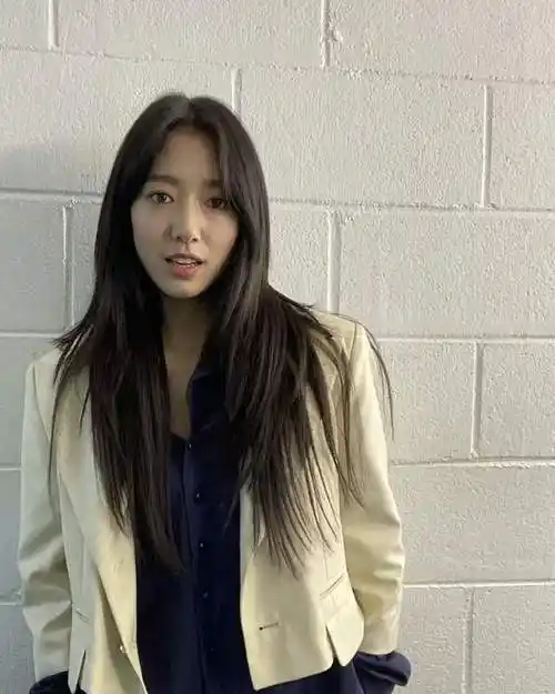 原来女神朴信惠的小腿那么粗平常都是穿装出来的