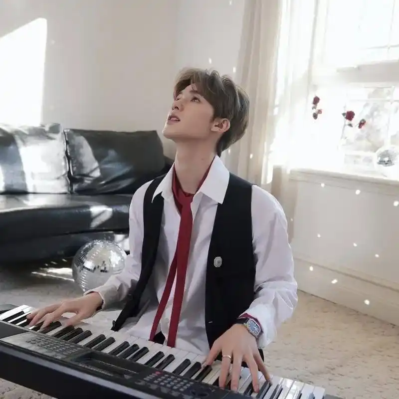 等#朱正廷 前三张这一组完整的照片附送一张05少年#六一就是 - 抖音