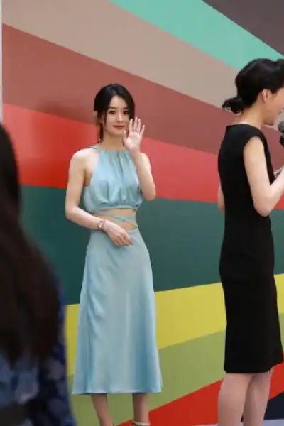 赵丽颖现身某活动现场,产后复出精神饱满,a4腰引网友热议!