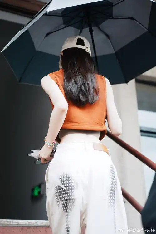 车车的名品马甲线  还有这小腰,我直接斯哈斯哈!