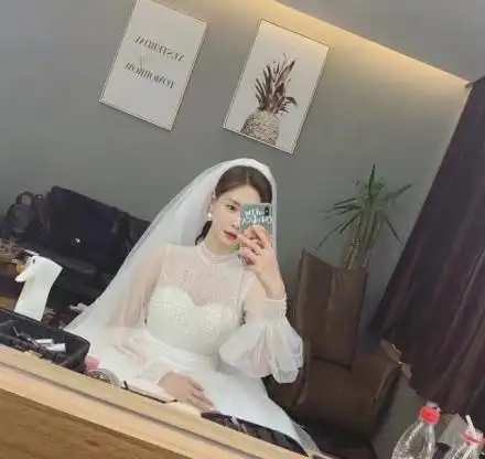 沈梦辰在网上分享了一张穿着婚纱在化妆镜前的照片,网友猜测,这是结婚