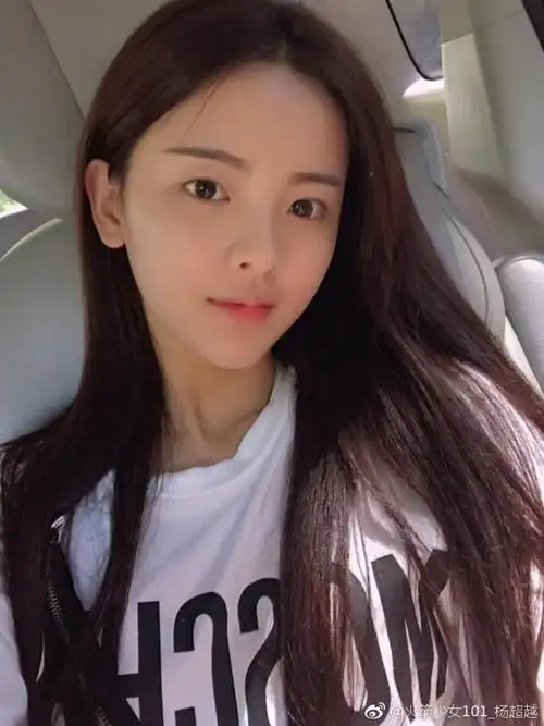 杨超越晒素颜自拍照清爽纯净 皮肤白嫩少女感十足