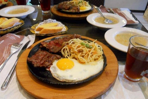 第一次和女朋友吃牛排这3种尴尬要化解否则闹出笑话很丢人