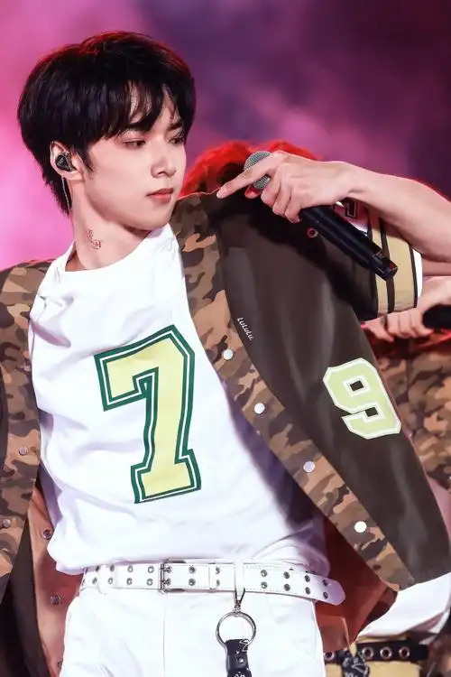 night##刘耀文唱情歌朝着满月的方向哭了