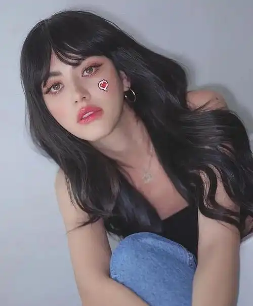 混血嫩模余俪尝试渣女大波浪配黑色抹胸上衣既性感又霸气