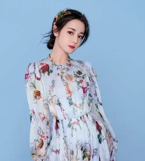 而且说起来,这也不是迪丽热巴第一次合作大众男神了,之前她跟李易峰