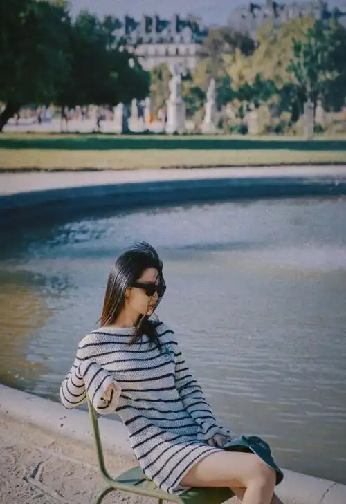 李沁 这次的巴黎之行真的好惬意呀,在湖边散步的样子也是蛮轻松自然