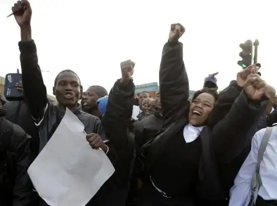 图文德班工人抗议活动继续众人坚决抵抗到底