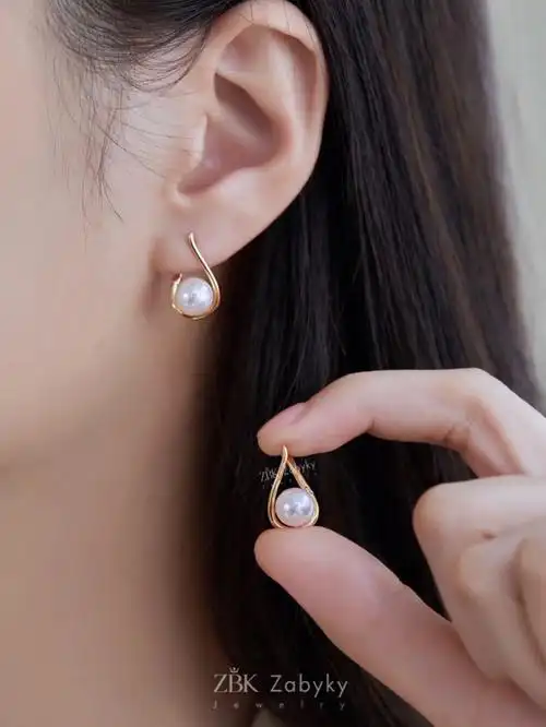 这款珍珠akoya珍珠耳环的造型设计灵感来自于打开心灵的窗户看到世间