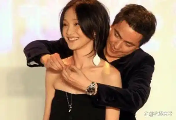 甚至就连杨颖,王中磊都能当着众人面拦腰抱起.